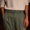 Ανδρικό Παντελόνι με Πιέτες – Dark Khaki Relaxed Fit