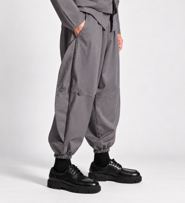 2D6DAFB6-AD72-43E7-BB03-3A6574741FB3 Balloon Fit Παντελόνι με Statement Κουμπιά – Dusty Grey